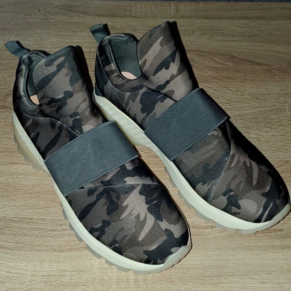 Never worn J/SLIDES NYC size 10.